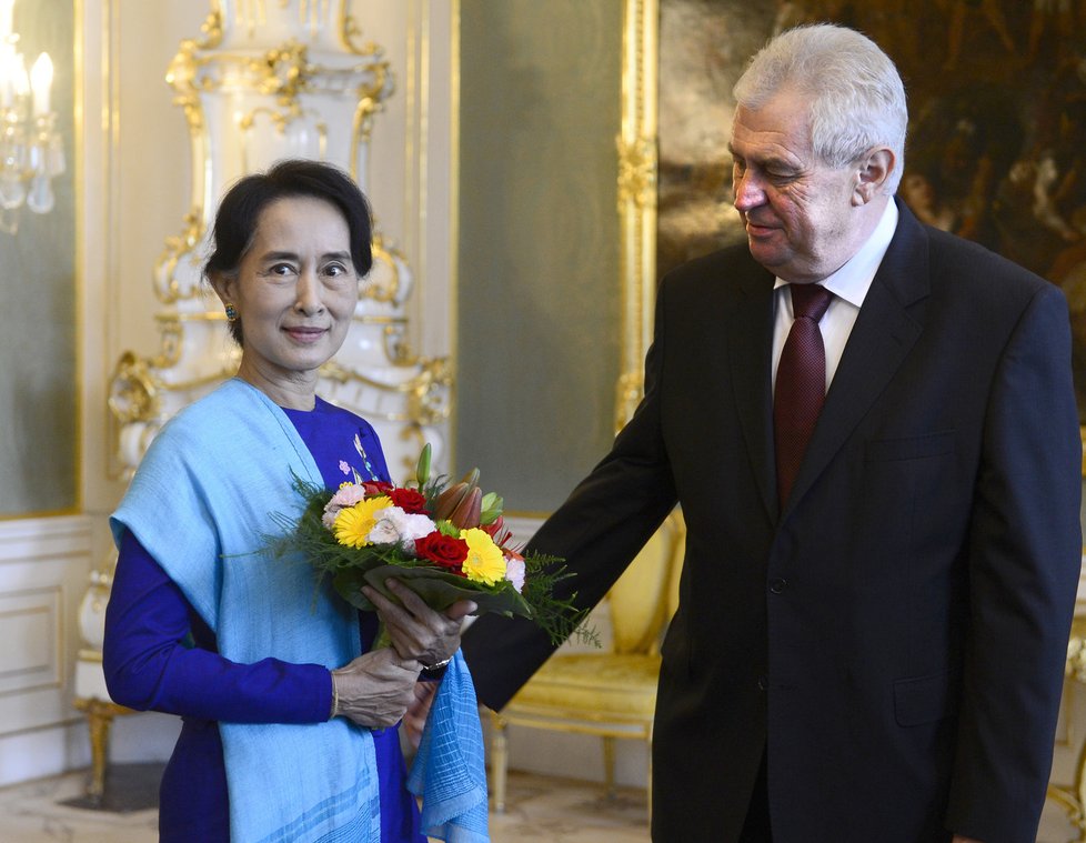 Miloš Zeman přivítal na Hradě 16. září 2013 jako vůbec první český prezident barmskou disidentku a opoziční političku Su Ťij