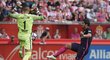 Útočník Barcelony Luis Suárez si obhodil brankáře Gijónu a skóroval