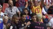 Fotbalisté Barcelony slaví gól proti Gijónu