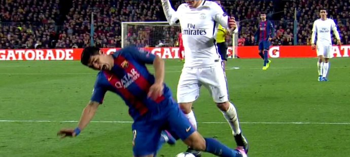 Útočník Barcelony Luis Suárez chtěl v 67. minutě proti PSG penaltu, ale dostal žlutou za simulování