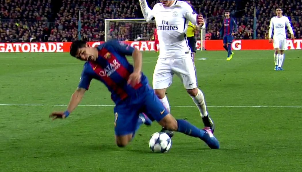 Útočník Barcelony Luis Suárez chtěl v 67. minutě proti PSG penaltu, ale dostal žlutou za simulování