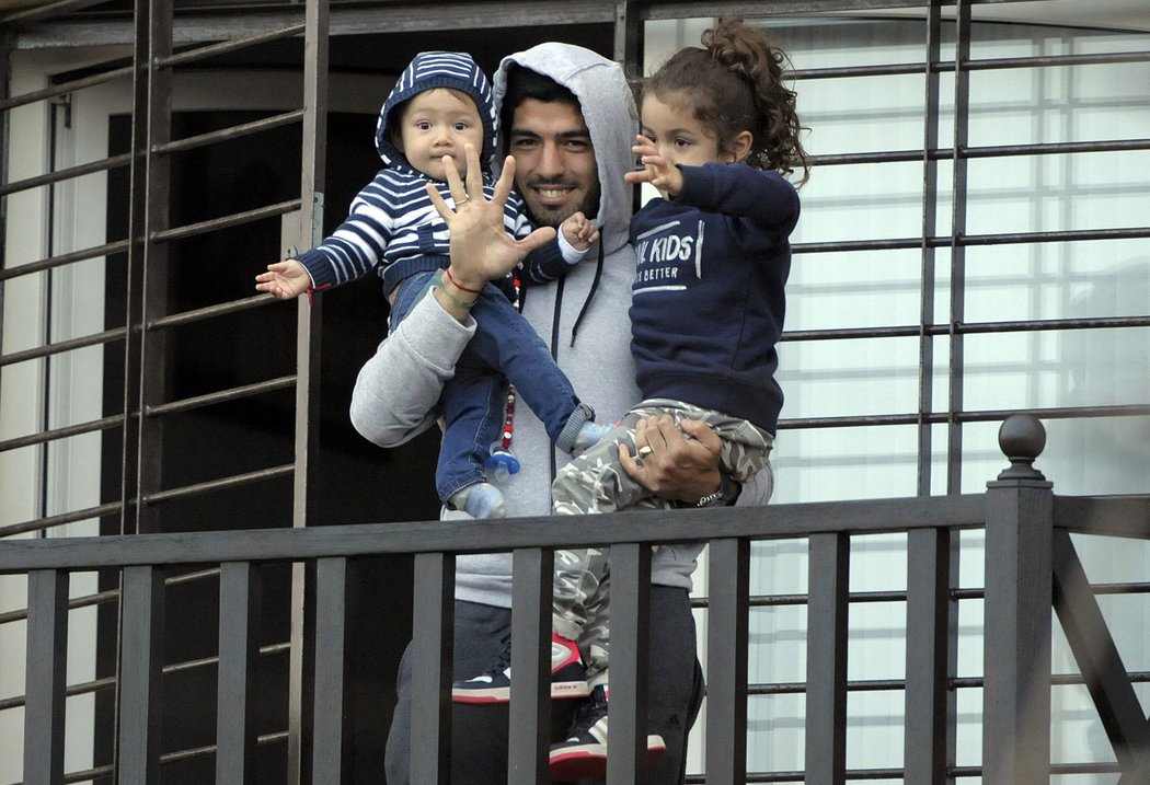Luis Suárez se svými ratolestmi po návratu z Brazílie domů