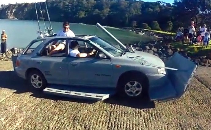 Video: Obojživelné Subaru Impreza brázdí novozélandské vody