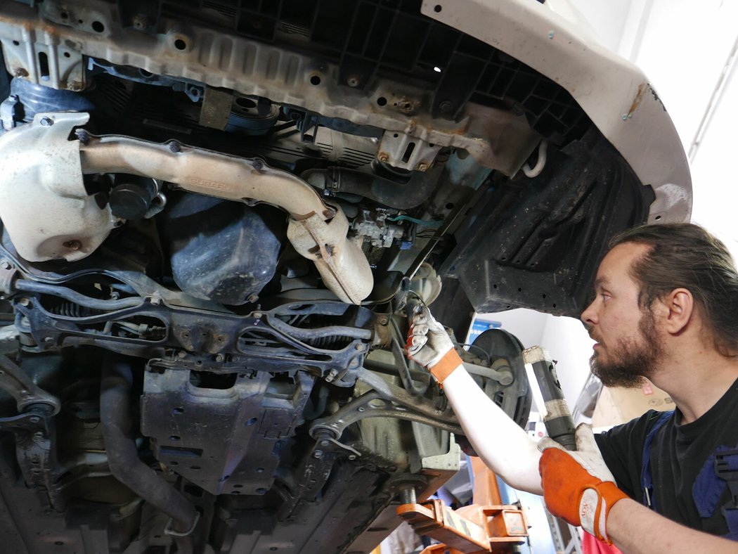 Více než hodinovou prohlídku bazarového testu udělají v AWD za tisícovku, což je vzhledem k ceně naprosto zanedbatelná částka. Může přitom zabránit nečekaně vysokým výdajům, investice kolem 200 000 Kč do ojetiny po nákupu prý nejsou ničím až tak neobvyklým.