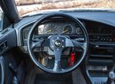 Subaru Legacy RS-RA poznáte třeba podle sportovního volantu Momo Cobra
