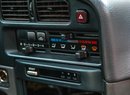 Základní Subaru RS disponovalo bohatou výbavou. Vedle klimatizace šlo třeba i o vzduchový podvozek a rolovací střešní okno.