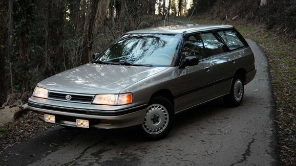 Třicet let staré Subaru vypadá po 347 tisících km tak dobře, že ho od majitele koupila automobilka
