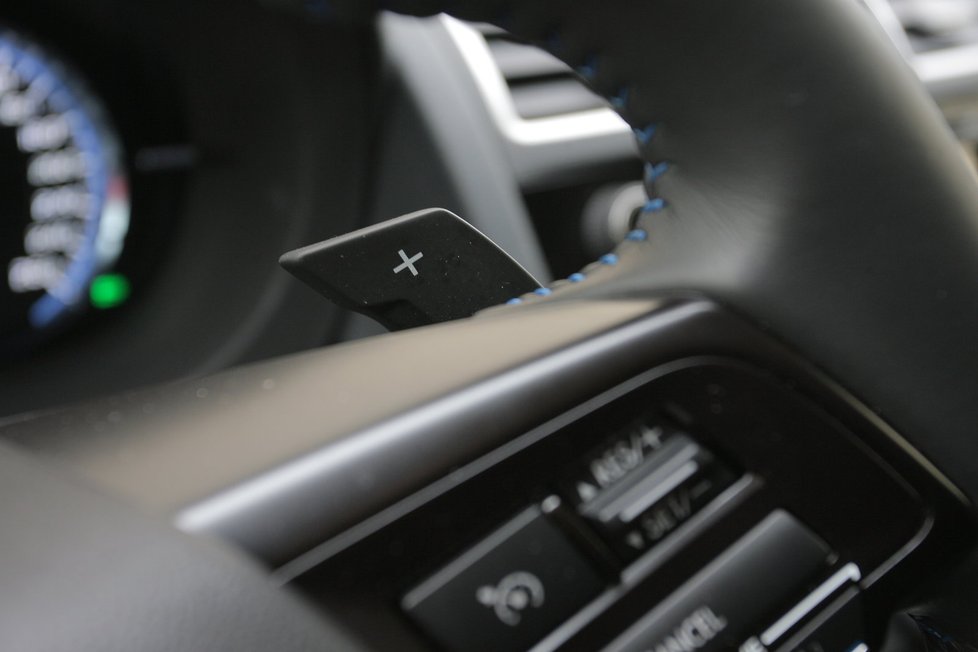 Agregát je spojen výhradně s bezestupňovou převodovkou CVT. Posunutím voliče do polohy „M“ a přepnutím systému SI-Drive 3 do módu „S“ můžete řadit pádly pod volantem 4 a užíváte si sportovní svezení.