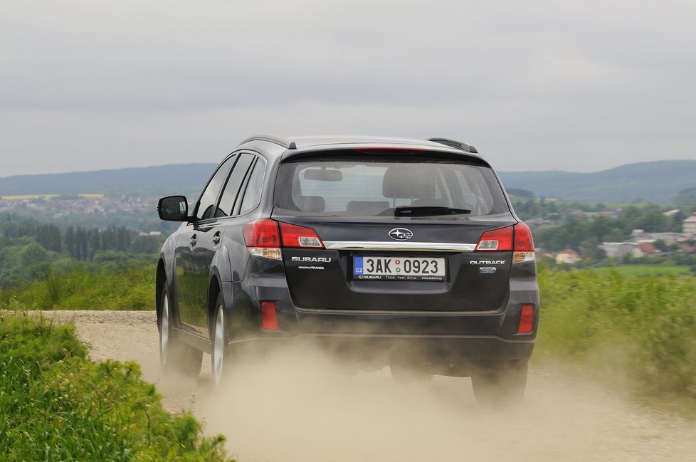 Kvůli automatu řeší Subaru čtyřkolku AWD připojitelným pohonem s elektronicky ovládanou lamelovou spojkou. S manuálem se o něj stará mezinápravový diferenciál. Poznáte to jen při terénních rozjezdech do kopce, který elektronika dávkuje pozvolně. Jinak je ale auto v terénu doma: stačí se podívat na světlou výšku – outback jí překonává většinu SUV.