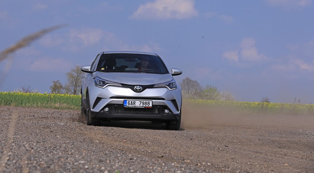 Toyota si v terénu moc nevěří a vyžaduje opatrnější jízdu. Sklouznout se s ní lze, ale musíte ji více přemlouvat.