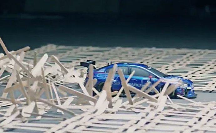 Video: Subaru WRX STI v souboji s hromadou pružných dřívek