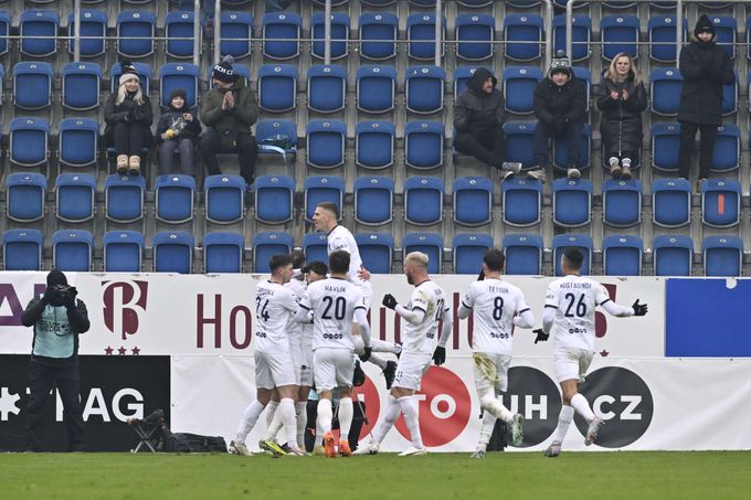 ONLINE: Slovácko - Pardubice 1:0. Hradec hostí Zlín a Karviná hraje v Jablonci ONLINE: Slovácko - Pardubice 1:0. Hradec hostí Zlín a Karviná hraje v Jablonci
