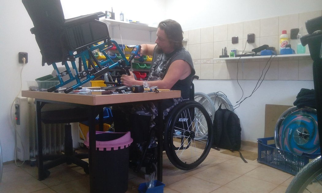 Momentálně se věnuje práci kolem invalidních vozíků