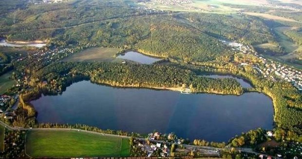 Letecký pohled na rybník Bolevák v Plzni.