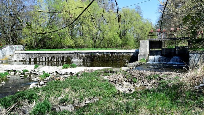 Suchý splav na řece Bystřici u Bystrovan u Olomouce na snímku z 22. dubna 2020