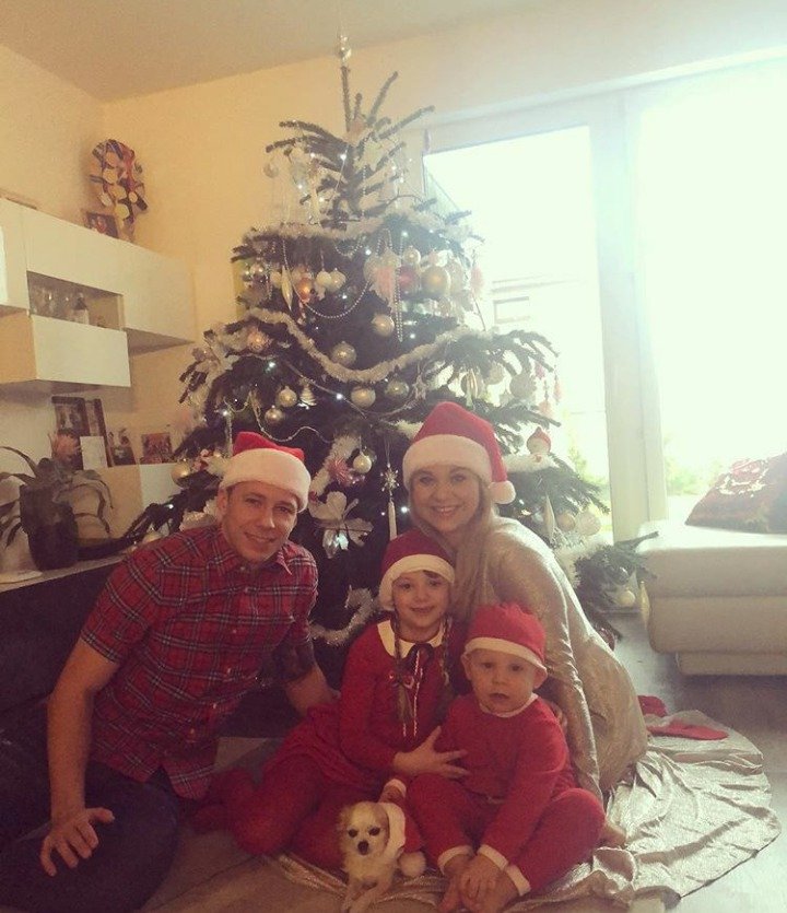 Fotbalista Marek Suchý s manželkou Alenou a jejich dětmi