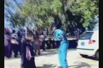 Brutální bičování ženy na ulici v Súdánu