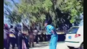 Otřesné video: Policisté na ulici zbičovali ženu