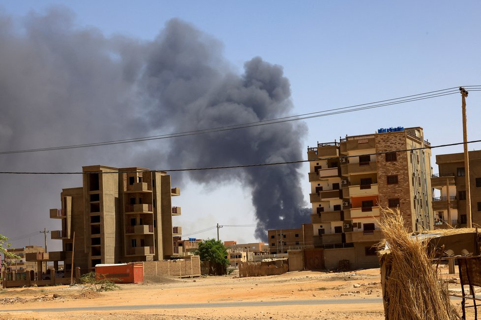Boje v Súdánu: I přes příměří zasáhly Chartúm střelby a exploze (1. 5. 2023).