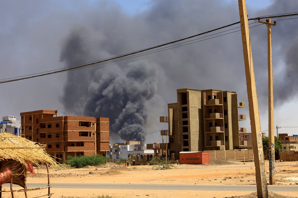 Boje v Súdánu: I přes příměří zasáhly Chartúm střelba a exploze (1.5.2023).