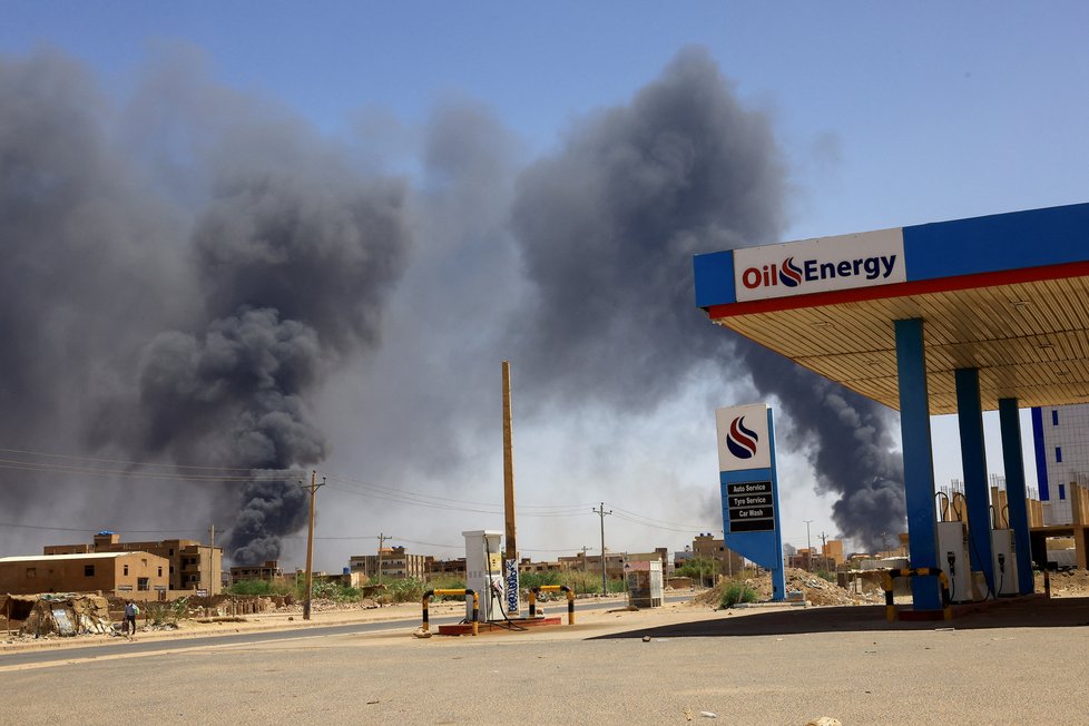 Boje v Súdánu: I přes příměří zasáhly Chartúm střelba a exploze (1.5.2023).