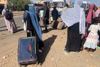 V Súdánu zmítaném krvavými boji pobývají čtyři Češi. Jejich evakuace zatím není možná