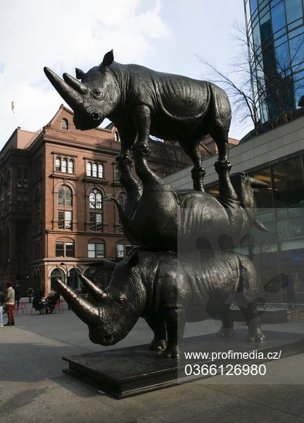 Socha Sudána, jeho dcery Nájin a vnučky Fatu stojí na náměstí Astor Place v New Yorku.