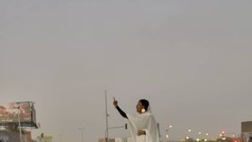 Snímek, který se stal symbolem súdánských protestů. Dvaadvacetiletá dívka stojí na autě a zpívá súdánské revoluční písně.