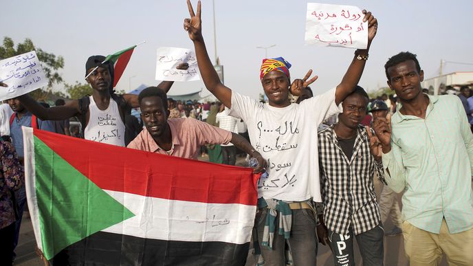 Súdánci oslavující státní převrat.