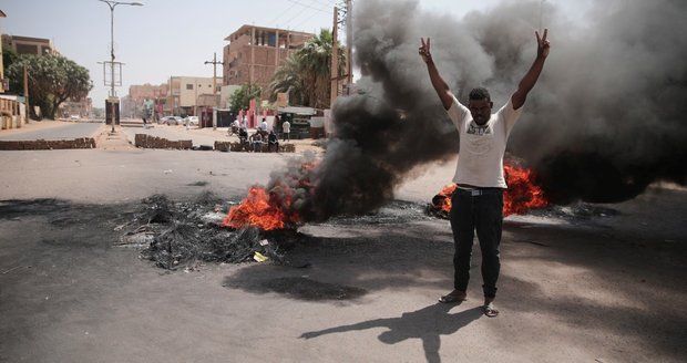 Súdán po puči zachvátil chaos: Fronty na chleba, zablokované silnice i všudypřítomní vojáci