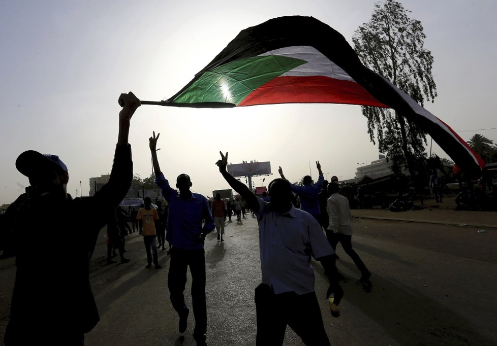 Súdánský prezident Bašír byl zatčen, zemi povede dva roky armáda (11. 4. 2019).
