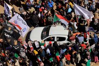 Přes 50 mrtvých demonstrantů proti vojenskému převratu. Premiér v Súdánu rezignoval