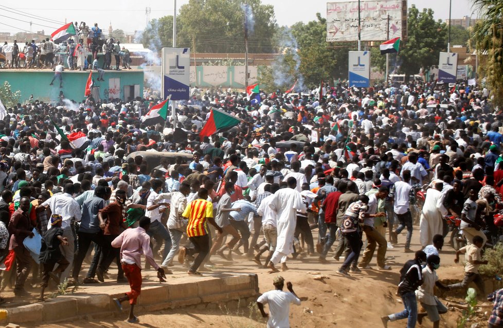 V Súdánu protestovaly tisíce lidí proti současné vládě (30.6.2020)