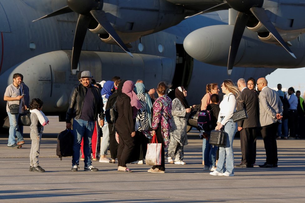 Své občany evakuovalo ze Súdánu i Tunisko.