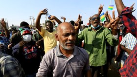 Lidé se v Súdánu bojí nástupu vojenské vlády. Armáda už poslala premiéra do domácího vězení, vojáci zadrželi i několik ministrů.