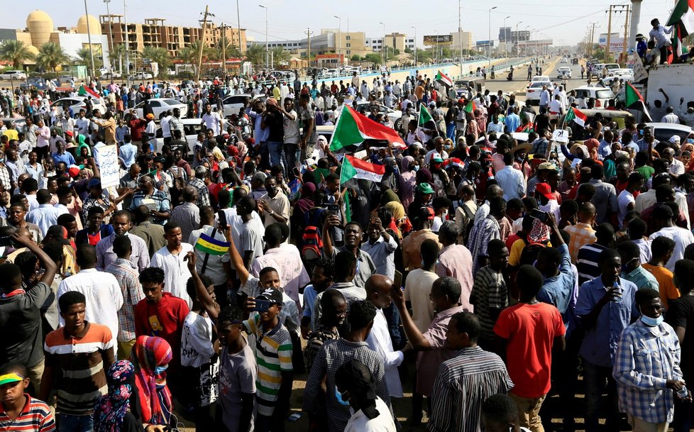 Lidé s v Súdánu bojí nástupu vojenské vlády. Armáda už poslala premiéra do domácího vězení, vojáci zadrželi i několik ministrů