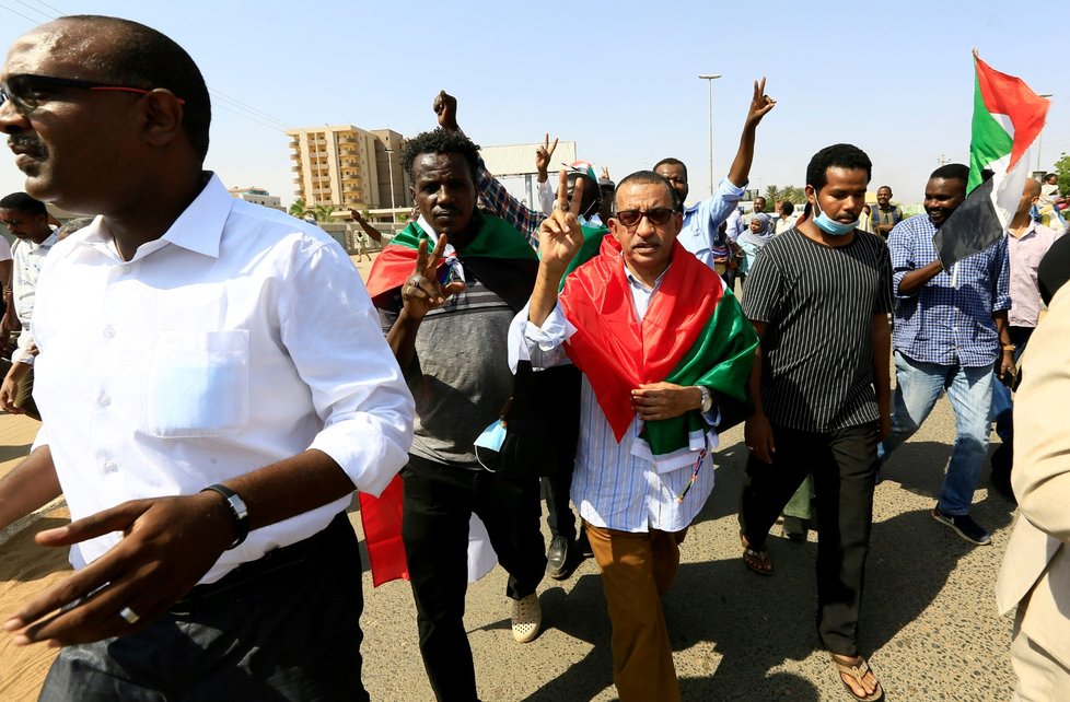 Lidé se v Súdánu bojí nástupu vojenské vlády. Armáda už poslala premiéra do domácího vězení, vojáci zadrželi i několik ministrů.