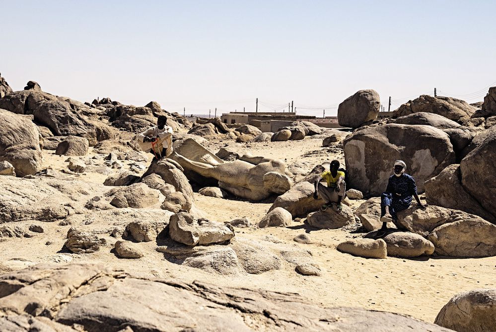Tombos je klasickou ukázkovou směsicí významné archeologické lokality, kterou obývají běžní Súdánci se svými každodenními životy
