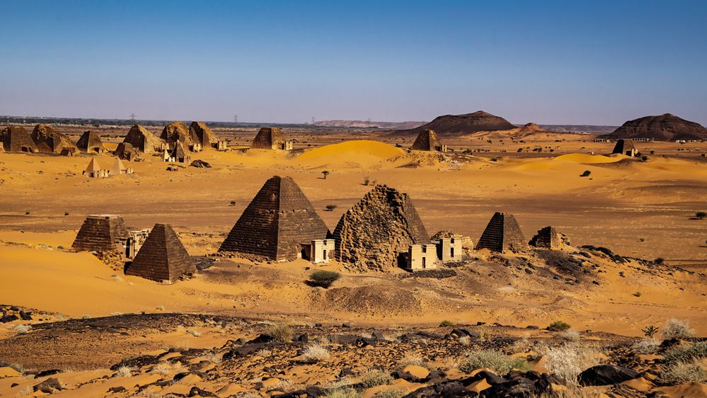 V oblasti kolem města Meroe se nachází největší súdánské pyramidové pole, lákající návštěvníky z celého světa