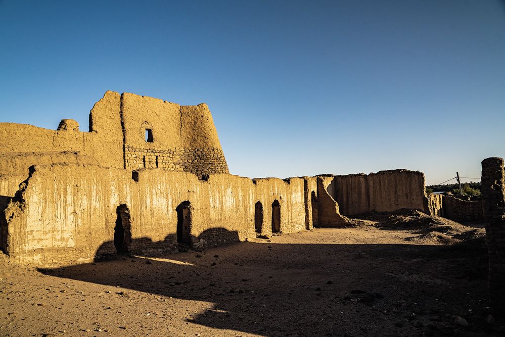 El Khandaq. Hrad z doby narození Krista zachycený při západu slunce.