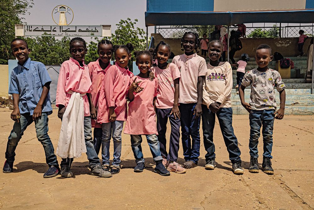 K tabuli! Malí žáci omdurmánské základní školy mají pózování v krvi.