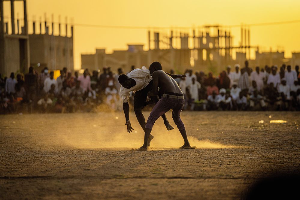 Páteční podvečer patří v Chartúmu nuba wrestlingu a jeho nadšenému a hlasitému publiku, posedávajícímu na tradičních plastových židličkách