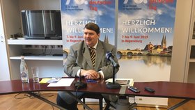 Nejvyšší činitel sudetských Němců Bernd Posselt vystoupil v Řezně na úvod jejich 70. sjezdu (7. 6. 2019)