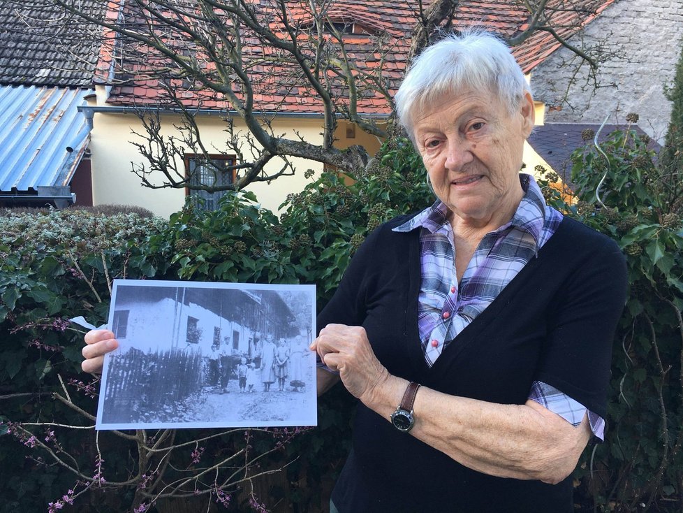 Znalkyně Šumavy Marie Malá s dobovou fotkou osady Wunderbach