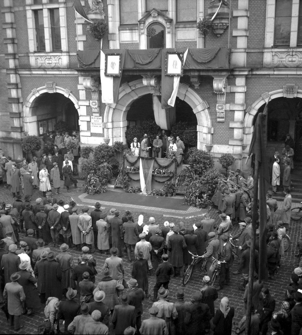 Říjen 1945, Frýdlant. Noví obyvatelé města při velké slavnosti na náměstí.