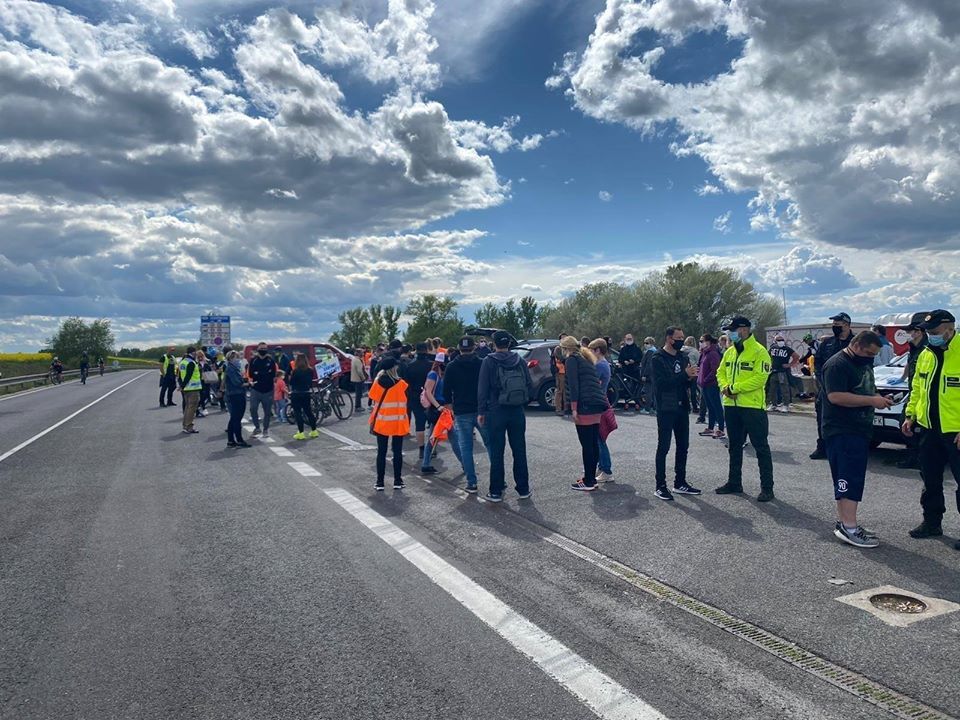 Proti uzavřeným hranicím protestovali lidé na moravsko-slovenském hraničním přechodu Sudoměřice- Skalica.