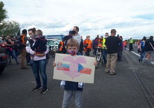 Proti uzavřeným hranicím protestovali lidé na moravsko-slovenském hraničním přechodu Sudoměřice – Skalica.