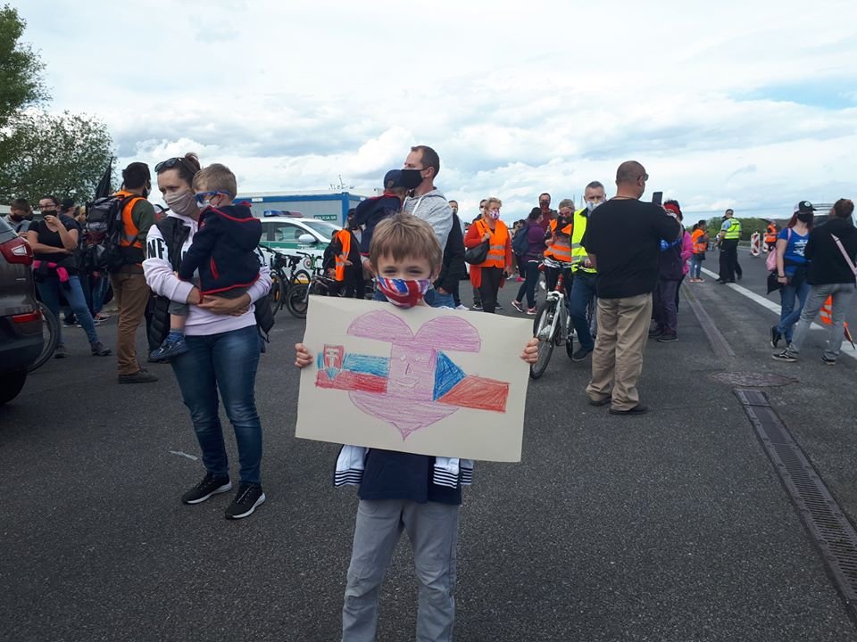 Proti uzavřeným hranicím protestovali lidé na moravsko-slovenském hraničním přechodu Sudoměřice- Skalica.