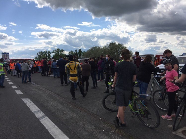 Proti uzavřeným hranicím protestovali lidé na moravsko slovenském hraničním přechodu Sudoměřice – Skalica.