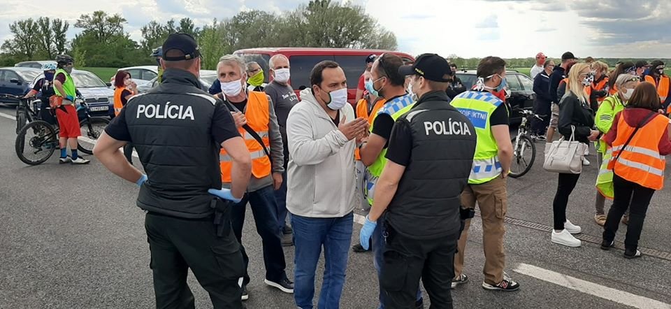 Proti uzavřeným hranicím protestovali lidé na moravsko-slovenském hraničním přechodu Sudoměřice- Skalica.